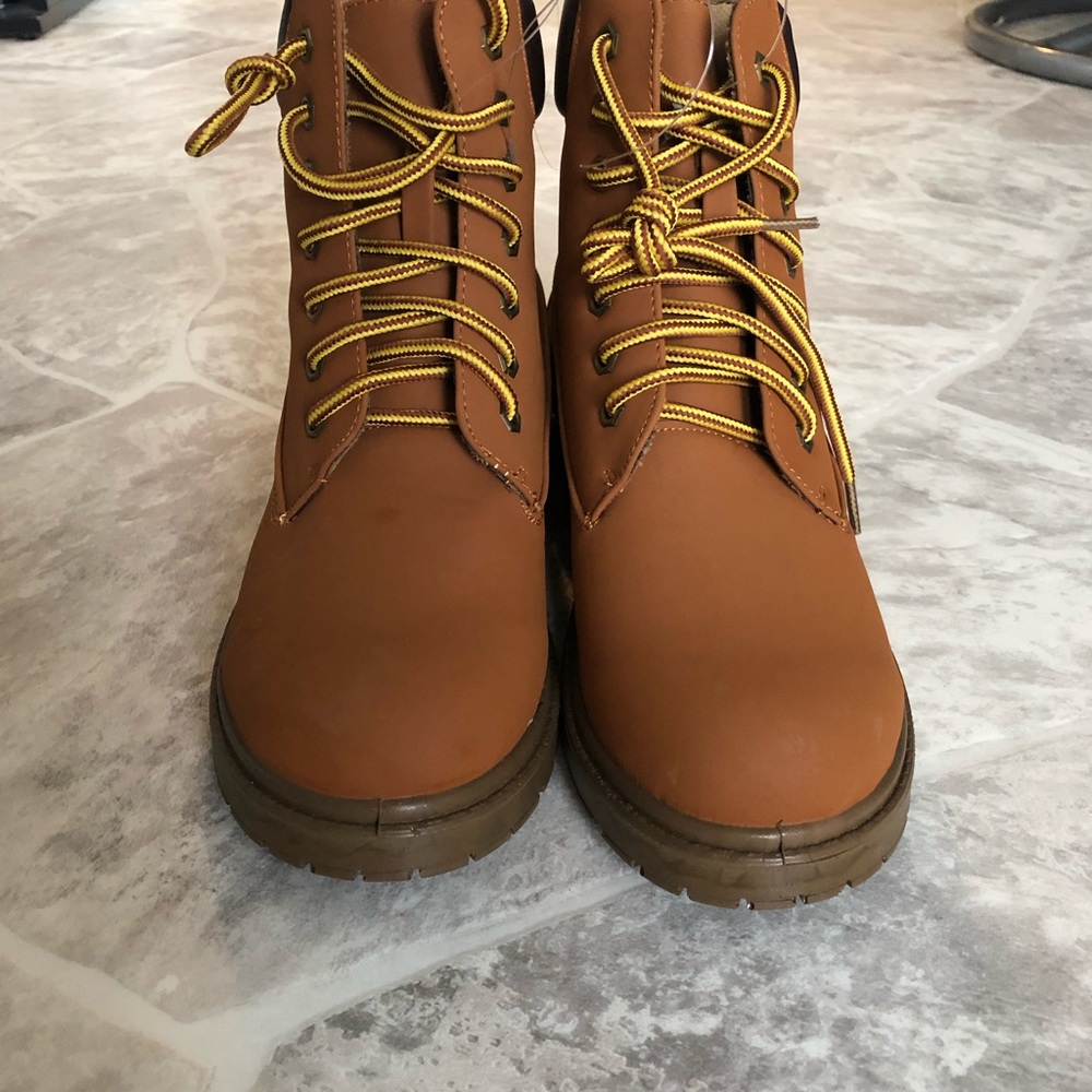 NWOT tan lace up light Weight boots - Picture 3 of 7